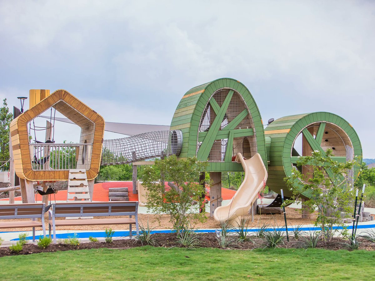 Southeast Austin has a new park 🛝 Visit the newly opened Easton Skyline Park, where you and your families can take advantage of: 🛝 Playgrounds 🚶🏽‍♀️ Miles of trails 💧 Splash pad 🎨 Public art display And more. If you want a fun outdoor space, check out D2’s newest park!