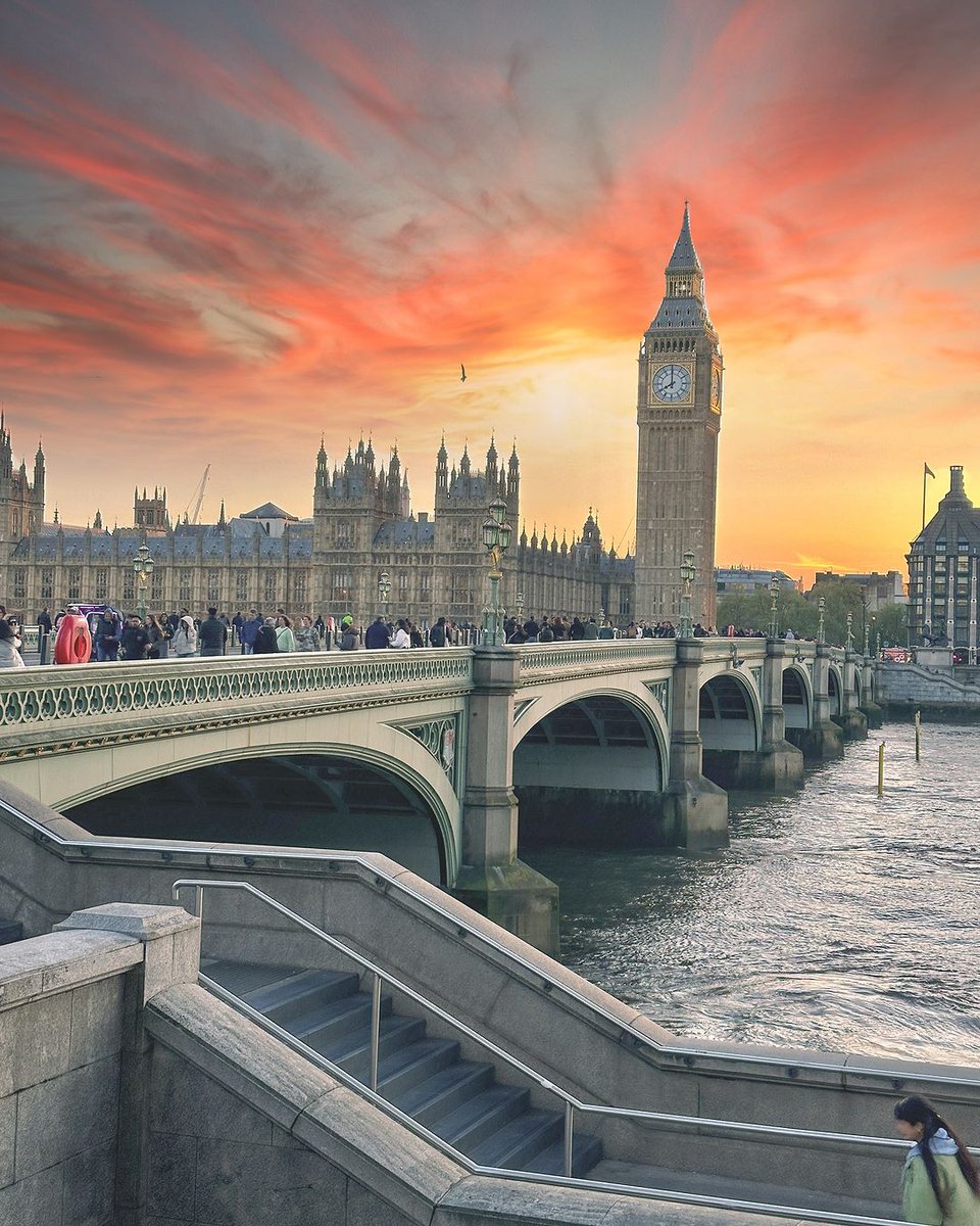Dreamy London sunsets ✨ [📸 @drapes213] ow.ly/JExl50RuI4b  #LetsDoLondon #VisitLondon