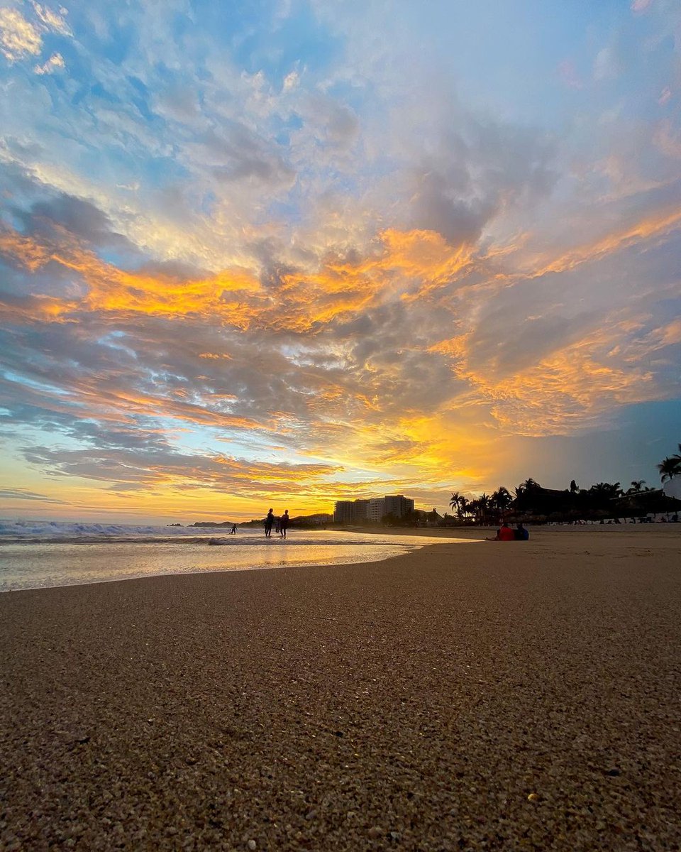 Deja que las olas suaves de #IxtapaZihuatanejo se lleven lo malo y le devuelvan la paz a tus días 

📸 leoarellanomx

#thisIZit #VisitIZ #Zihuatanejo #PuebloMágico #MondayVibes #RelaxDay #SunsetLovers #SunAndSand