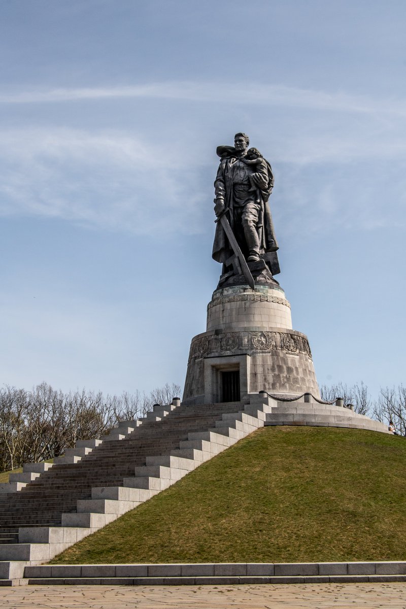🏅 Triptychon der monumentalen sowjetischen Denkmäler, die dem Großen Vaterländischen Krieg gewidmet sind 🔹 Wussten Sie schon, dass das Monument des sowjetischen Soldaten im Treptower Park in Berlin nur ein der drei Teile von militärischen Denkmälern ist, der dem Großen…