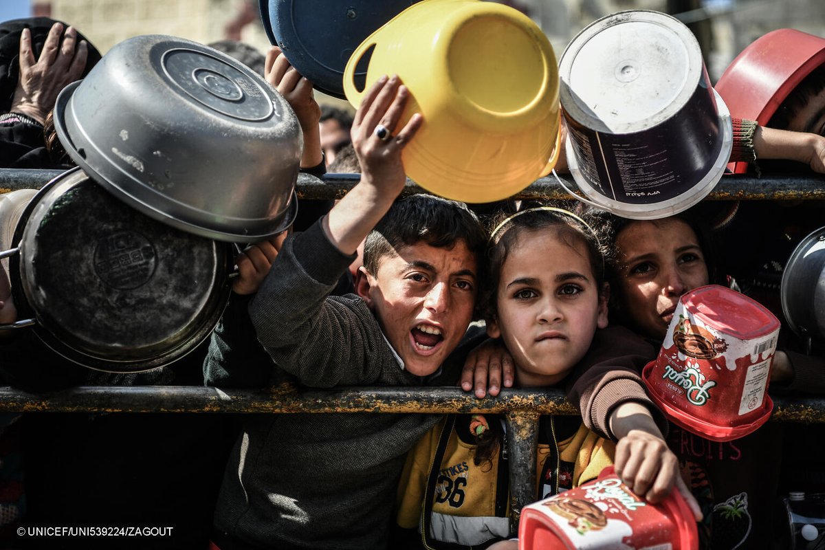 Con 600.000 minorenni e una densità di popolazione doppia rispetto a New York City, #Rafah è a tutti gli effetti una 'città di bambini'. L'UNICEF chiede che a questi bambini sia risparmiato l'ulteriore trauma di uno sfollamento di massa e di un attacco 👇 ow.ly/20Az50RxsIk