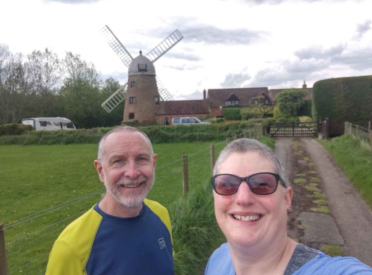 Bank Holiday Monday @CanalRiverTrust #OxfordCanal walking with @johnfkilcoyne from Napton on the Hill to Marston Doles. Locks, boats & coffee & cake at Puddleduck café on the way. A stiff climb back to the village church & windmill rewarded with great rural views from the top.