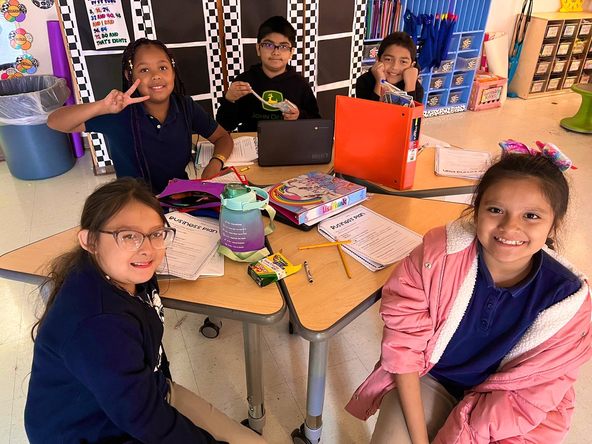 m_jackson33's tweet photo. Mini entrepreneurs in the making! 👩🏻‍💼👨🏽‍💼📋 Sts are working collaboratively 🤝🏼with their business partners to create their plans for their first ever business ✨ They are so motivated to have their businesses ready for our Market Day 2024 @StevensParkDISD🪅 💵#FinancialLiteracy #PBL https://t.co/MudVSdh0gr