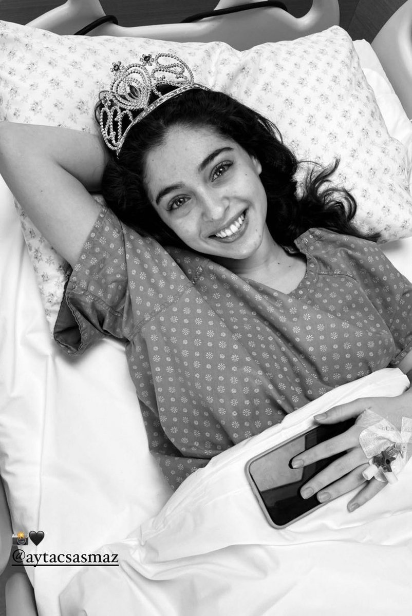ma vi ricordate quando Cemre fu operata e Aytaç dopo l'operazione le scattò questa foto (dopo averle portato anche la coroncina).

NO PERCHÈ IO HO DEI PUNTI DEBOLI, UNO È QUESTO.