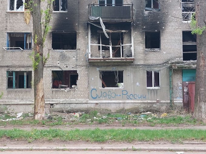 Occupied Avdiivka. Perhaps one of the best illustrations of the “liberation” of a peaceful Ukrainian city by Russia. The writing under the broken window says 'Glory to Russia'.