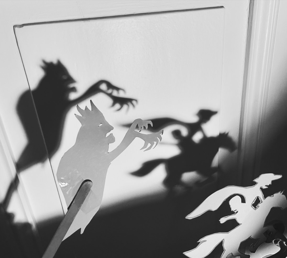 Zur Langen Nacht der Museen am 11.5. gibt es bei uns im #WeimarGSA ein tolles Mitmachangebot für Kinder von 6-12 Jahren: "Schwarz auf Weiß: Scherenschnitte, Silhouetten, Schattentheater" - wir zeigen Kreatives aus unseren Beständen und versuchen uns selbst an Schattenfiguren...