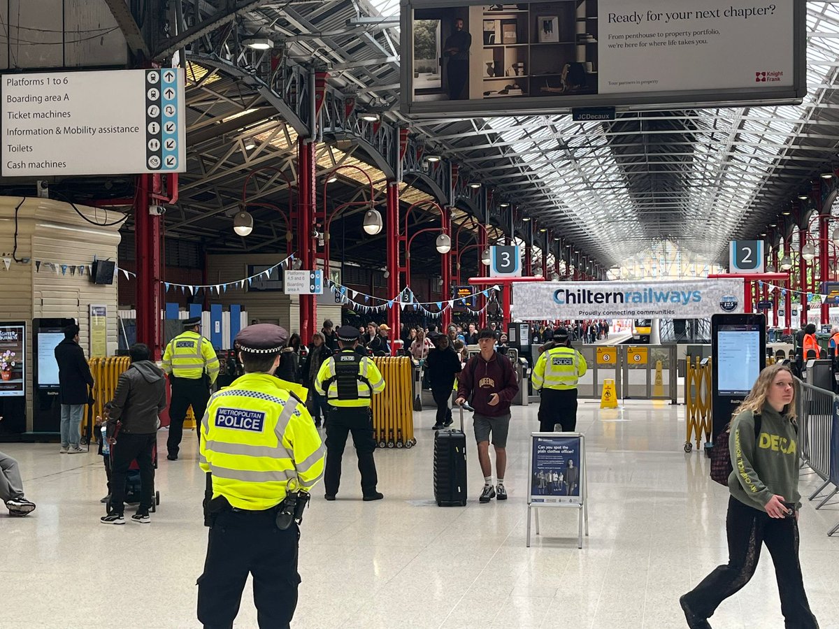 #projectservator officers have been out in Westminster today talking to businesses and communities. Working together to keep everyone safe. If you see us come and say hello. 
Trust your instincts and report any suspected terrorism:
💻 gov.uk/ACT
☎ 0800 789 321