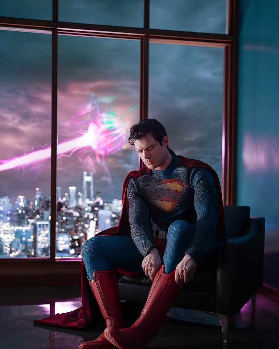 FINALMENTE TEMOS O VISUAL DO SUPERMAN

James Gunn acabou de postar esta imagem onde podemos ver David Corenswet com o traje do Superman