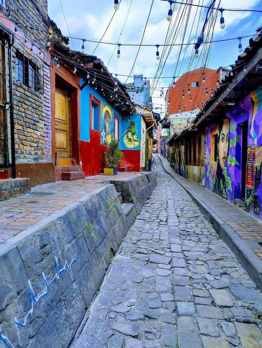 Bogotá guarda lugares históricos hermosos para recorrer sin prisa y admirarlos con ojos de turista. El callejón del embudo en el barrio La Candelaria es uno de ellos ❤️