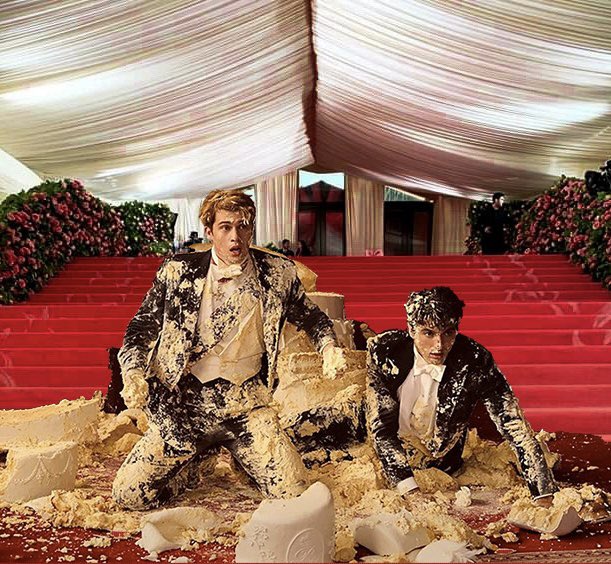thehenryfox's tweet image. 🚨 BREAKING: FSOTUS Alex Claremont-Diaz and HRH Prince Henry have knocked the cake down the stairs at the Met Gala #Cakegate #ButtercreamSummit