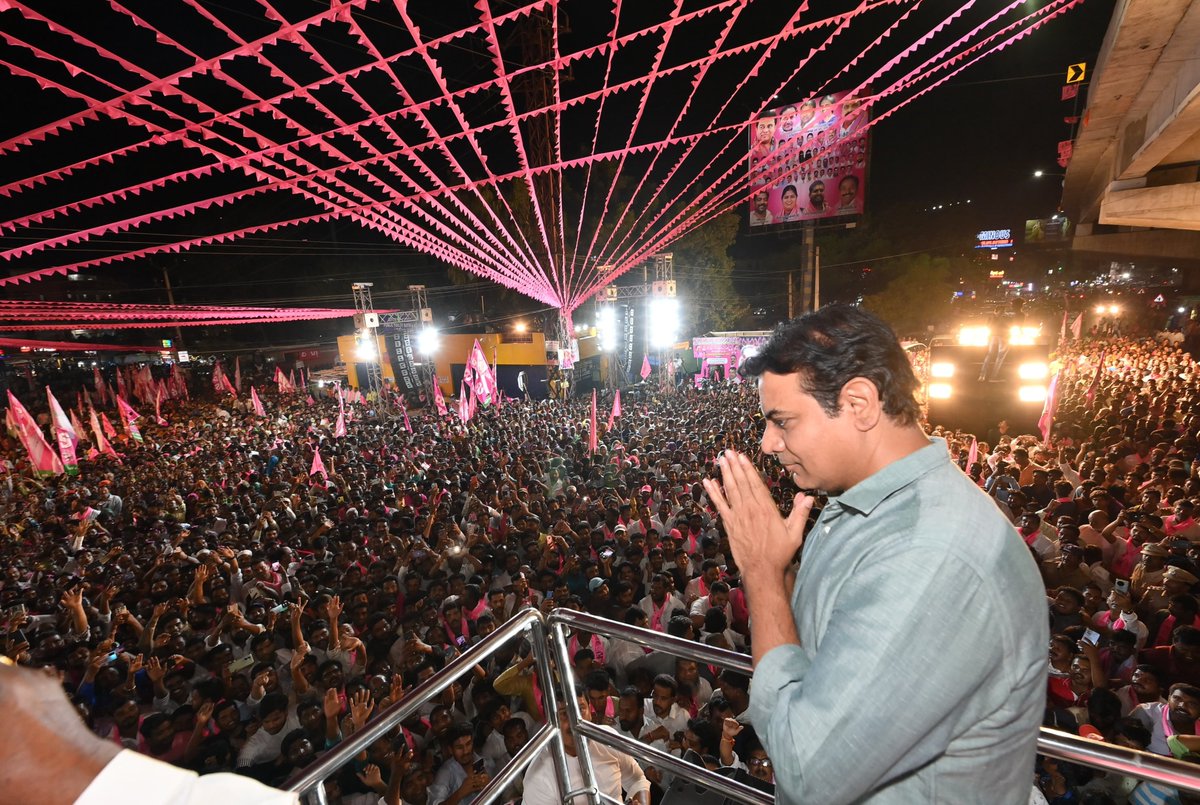 BRS Working President @KTRBRS participated in a massive roadshow in Shamshabad in support of Chevella BRS candidate Kasani Gnaneshwar. 

#VoteForCar #LokSabhaElections2024