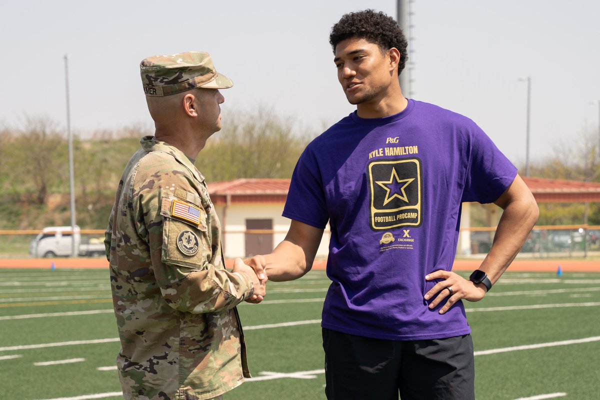 Big shoutout to the Camp Humphreys Military Community, @shopmyexchange, @yourcommissary, and @proctergamble for an awesome time in Korea at my first @ProCamps! Memories for life! #heroic #salute #resilient 🌟🏈