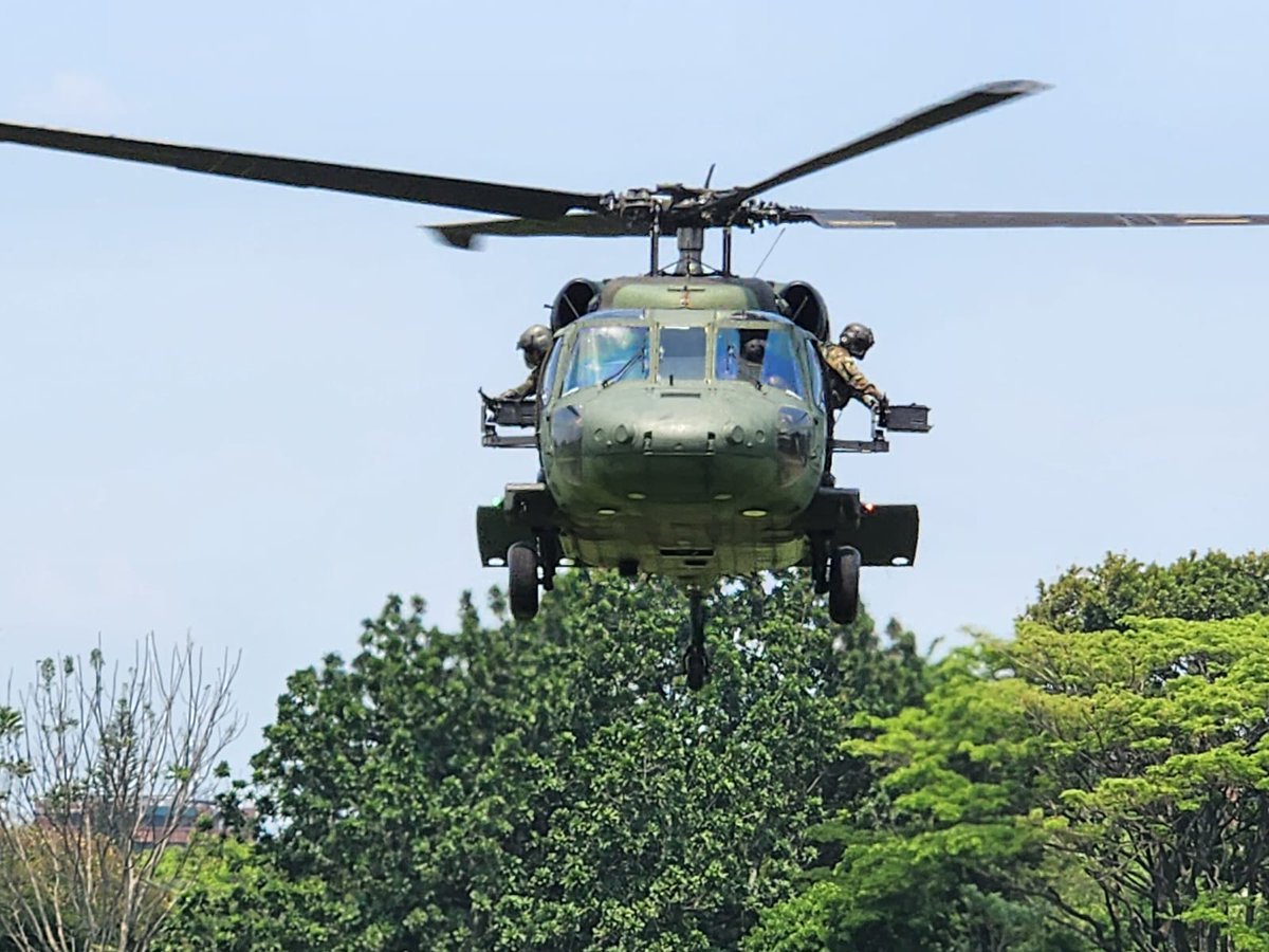 Nuestro compromiso con los colombianos nunca se detiene. Somos su aviación, somos la Aviación del @COL_EJERCITO, trabajando incansablemente para construir patria. #ConstruimosPatria