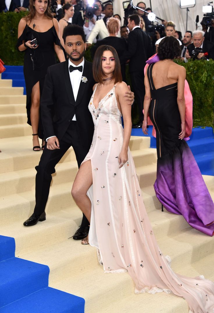 Buen momento para recordar Selena y The Weeknd haciendo de la Met Gala del 2017 su boda.