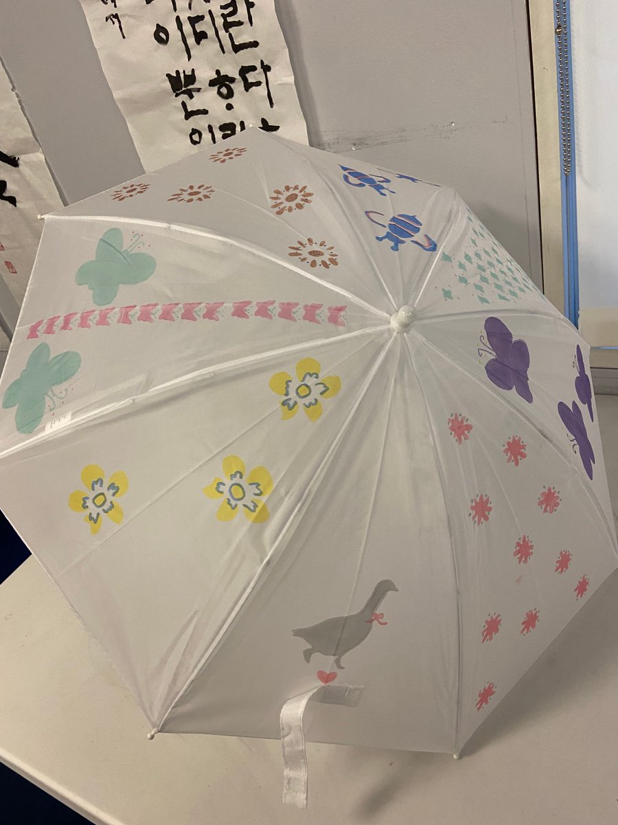 Some photos from the DIY Painting Parasols Class. Visit palparklibrary.org for this month's programs for adults. #bccls #palisadesparknj #bcclsunited #palisadesparkpubliclibary #bcclslibraries #followbccls 
(Post 3)