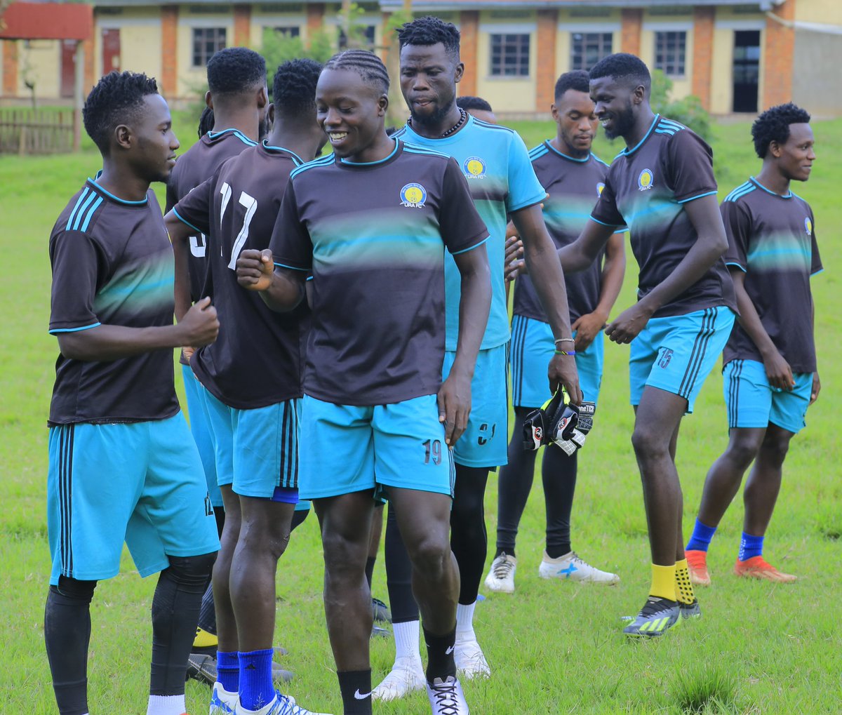 High spirits at Mbarara Modern School in our last work out ahead of Ankole Lions test tomorrow at Kakyeka 🏟️. 💪

#URAFC | #OneTeamOneDream | #StartimesUPL | #MBAURA