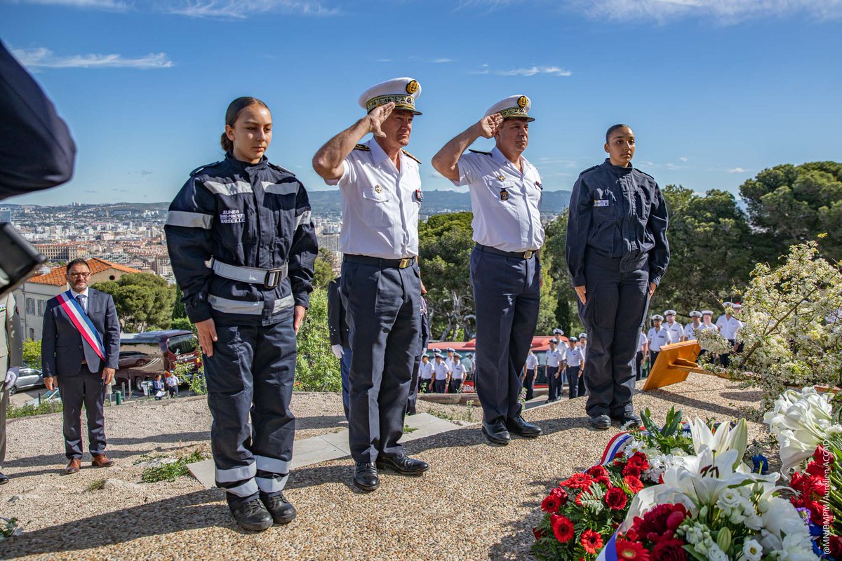 En ce 3 mai 2024, les marins-pompiers et l'Amicale des marins-pompiers se sont recueillis autour de leur drapeau, honorant la mémoire de leurs anciens et leur sacrifice.

📸 MN/BMPM/ACCAD