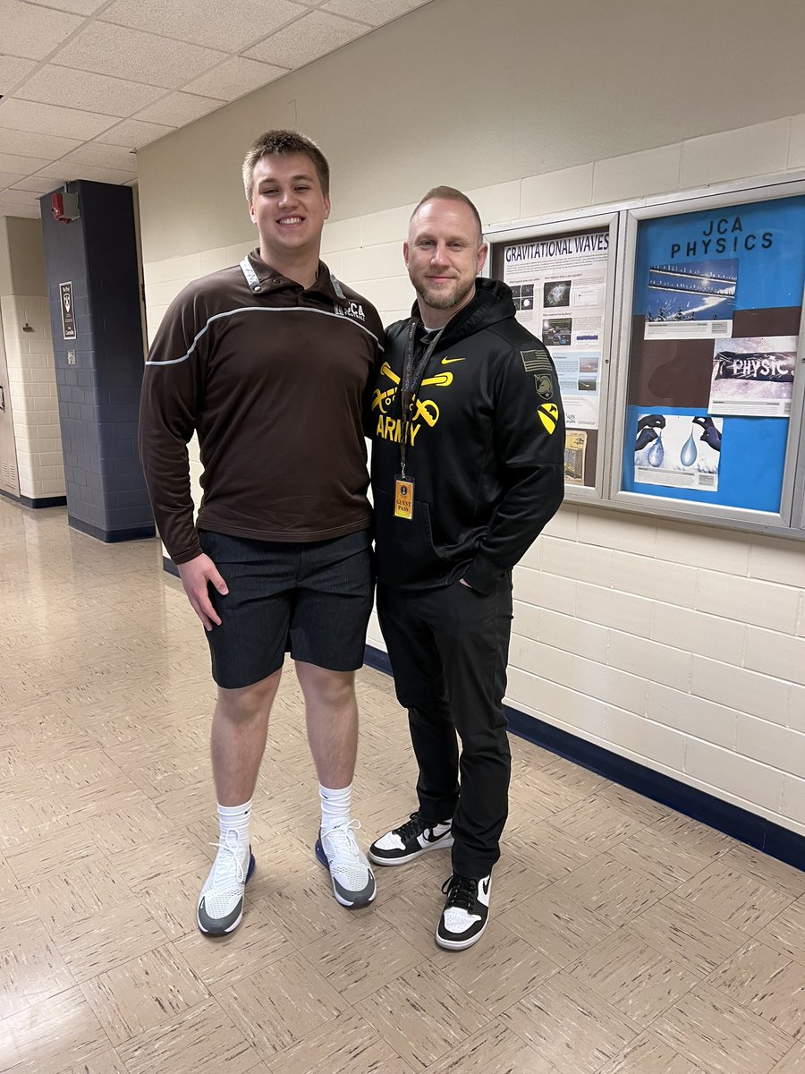 Thank you to @DrinkallCoach for stopping by today to talk about army football! @OLMafia @EDGYTIM @PrepRedzoneIL @rudysgymjoliet @HilltoppersFB @DeepDishFB @AllenTrieu