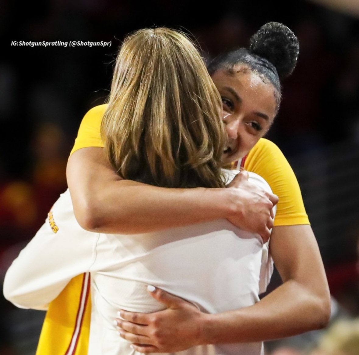 If a picture can paint what a player coach relationship is all about this is it. I believe @CoachLindsayG is a testament to what building relationships and character with these young women is all about. In Geezy we trust. ❤️💛✌️ #fighton #uscwbb