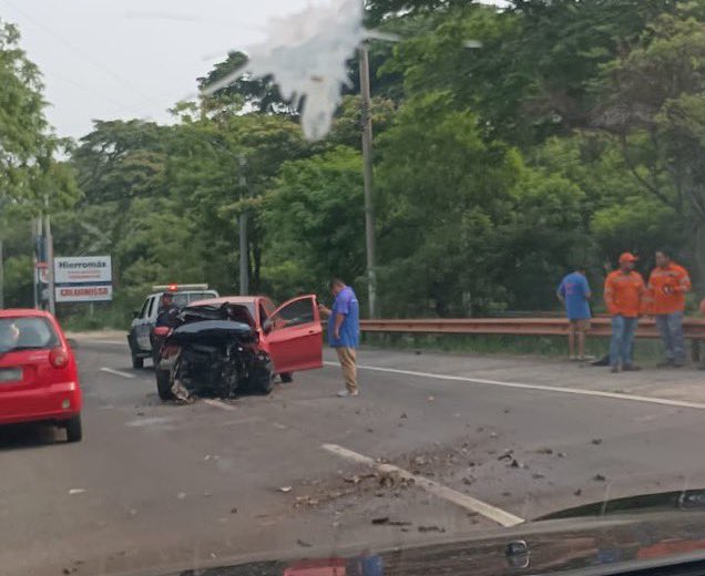 🚨 CUANTIOSOS DAÑOS MATERIALES DEJA ACCIDENTE DE TRÁNSITO EN CARRETERA A COMALAPA

El percance vial sucedió sobre el kilómetro 21 1/2 de la autopista a Comalapa, antes de llegar a la colonia Montelimar, La Paz.

Únicamente se reportan daños materiales.