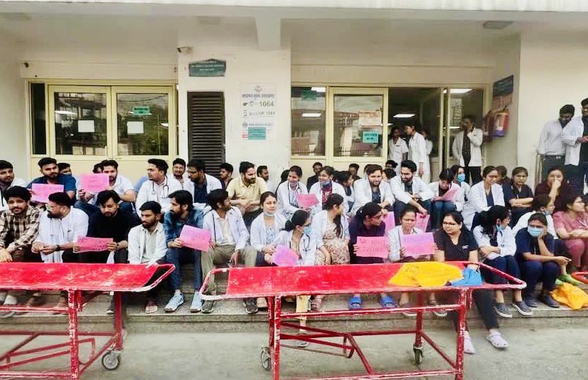 Govt Doon Medical College, Dehradun is protesting. An alleged case of pointing a gun at a resident doctor on duty, while he was delivering treatment. One day that gun might fire. Don’t bother to repost, it won’t matter anyway. No one is listening. @MoHFW_INDIA…