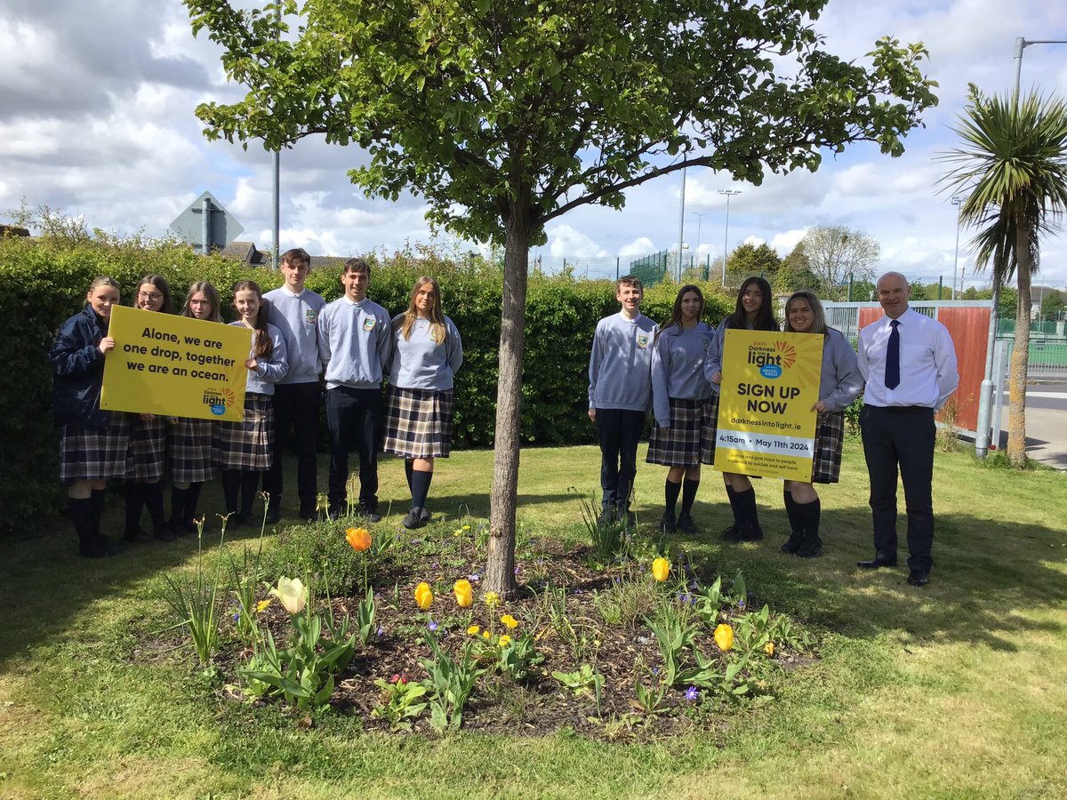 @Donabate_cc‘s Wellbeing Committee & Principal Doyle show their support for Saturday’s #Donabate #Portrane #DarknessIntoLight walk 🌅. 

Kudos to Jack and Lexi from DCC's Wellbeing Committee who have been working on the #DIL committee 👏🏻 

🔗 darknessintolight.ie