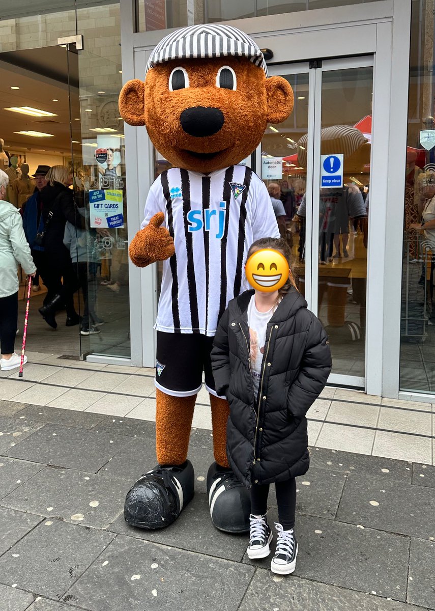 The wee one was very excited to bump in to someone in town today. 

COYP 🏁🏁🏁
