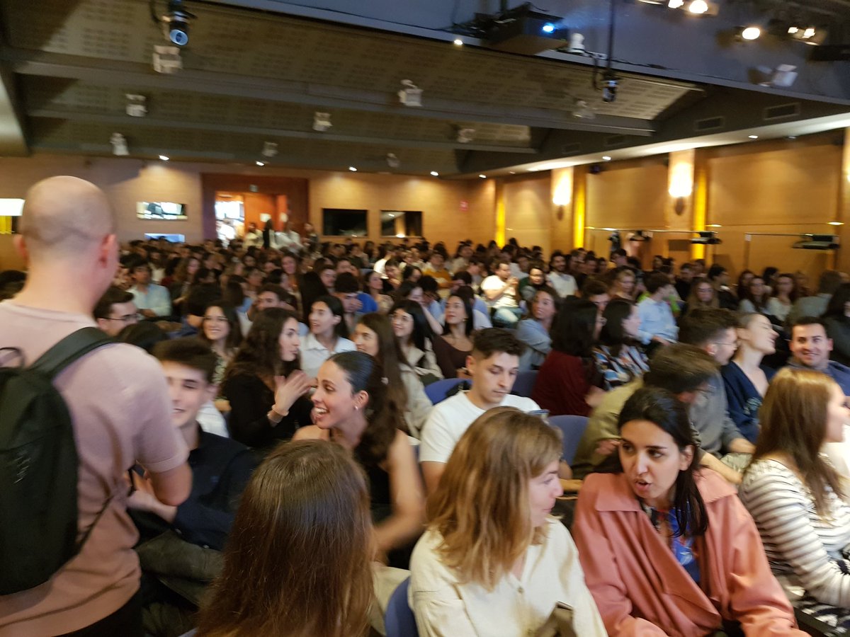 👏 Aquest any els nous metges i metgesses residents heu fet rècord de participació! El Col·legi és ple de gom a gom!
🎉 Més de 400 nous col·legiats heu vingut al CoMB per viure i compartir l'acte de #BenvingudaMIR24. 
🏡 Benvinguts al vostre Col·legi! Sou a casa vostra!