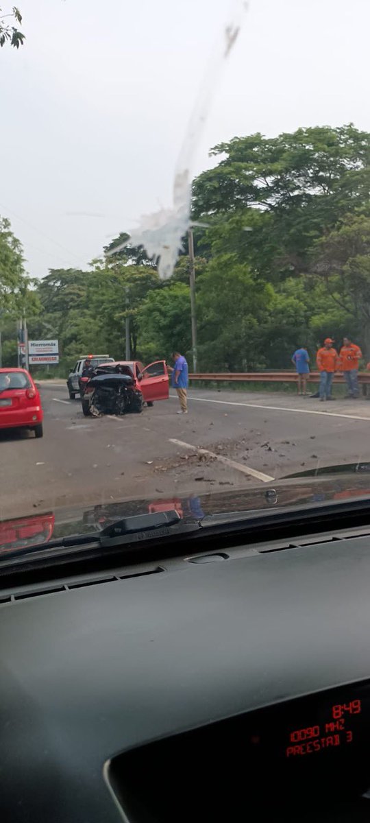 #TraficoSV accidente de tránsito sobre el km 21 y medio de la autopista a Comalapa, antes de llegar a Montelimar.  De momento se reportan solo daños materiales.