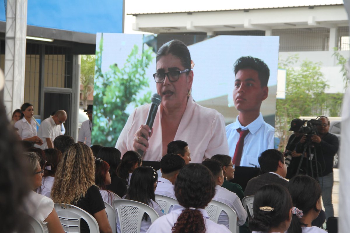 MinInteriorEc's tweet photo. La ministra @Palencia3Monica precisó que este Proyecto no solo está dirigido a niños/as y adolescentes, sino también a docentes y padres de familia. “Agradezco el compromiso de @PoliciaEcuador, @MinInteriorEc y @Educacion_Ec”, agregó. #EducaciónSegura #DeVueltaAClases📚 https://t.co/7r9sq1MOLH