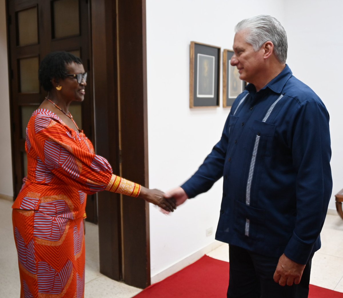 🇨🇺| El Presidente de la República, @DiazCanelB, sostuvo este lunes un encuentro con @Winnie_Byanyima, directora ejecutiva del Programa Conjunto de las Naciones Unidas sobre el VIH/SIDA (ONUSIDA), a quien expuso ideas sobre la Estrategia cubana para atender esta enfermedad.