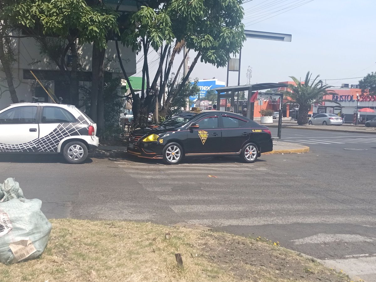 Gracias a la falta de autoridades este taxi puede estacionar en cebra peatonal sin que nadie lo moleste...🥲
#MexicoMagico