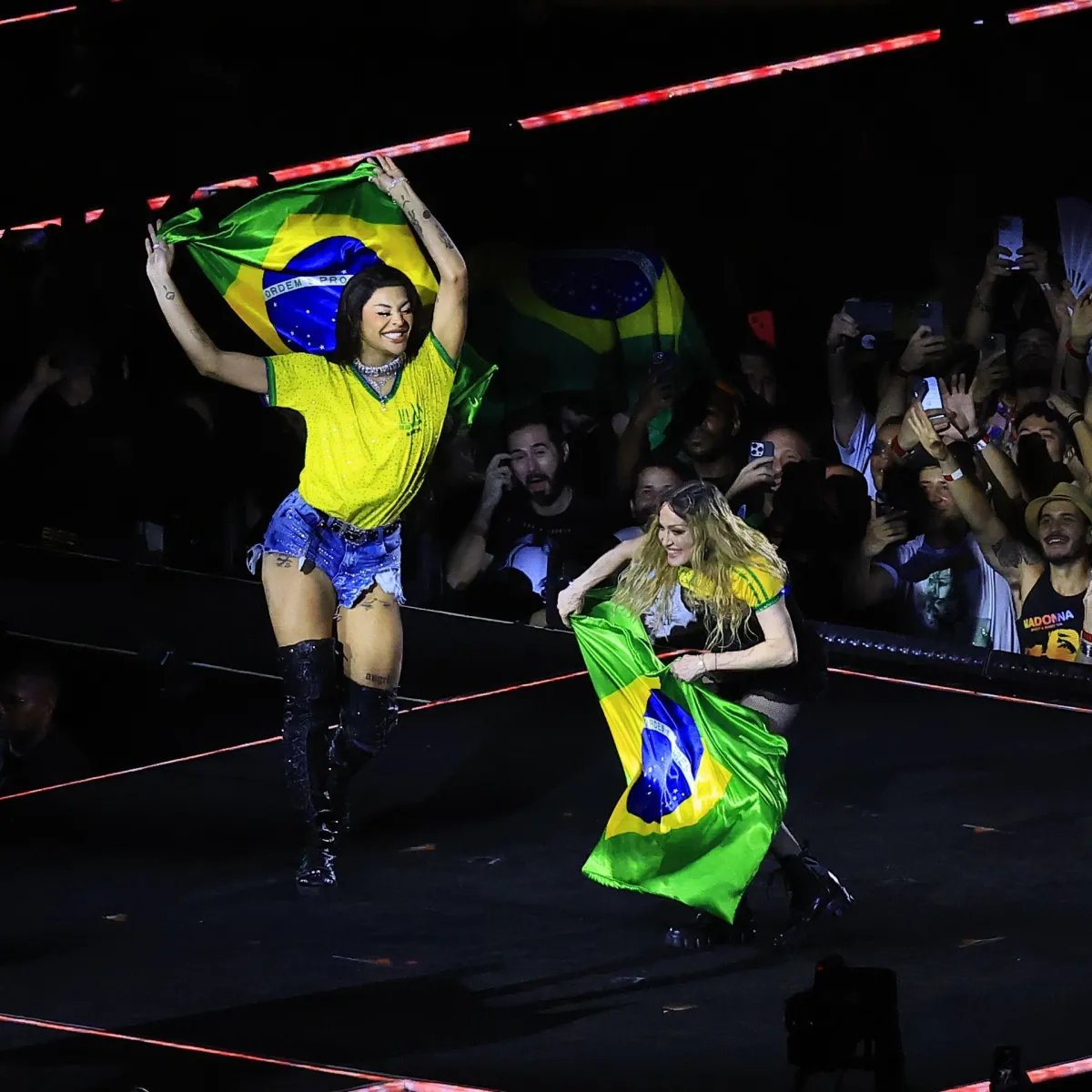 Madonna e Pabllo exorcizando a bandeira do Brasil (citando @gabrilandia) eu tava lá