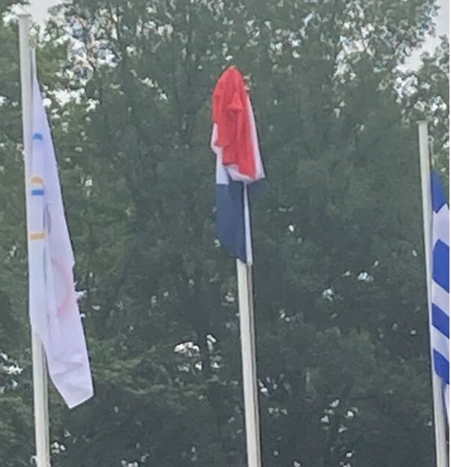 LoL 10 minutes avant d'allumer la flamme olympique, tous les drapeaux se tenaient bien à carreau, sauf le drapeau français, tout emmêlé. Voulait-il faire passer un message au monde entier ? SOS ! :-))