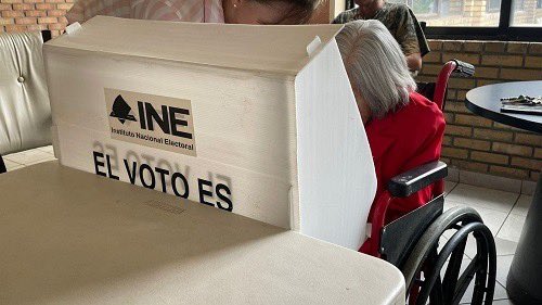 De #hoy al 20 de mayo, habrá voto anticipado. 4,002 personas podrán sufragar en sus domicilios, en todo el país. Habrá también voto en prisión preventiva (salvo en Veracruz). 30,391 personas podrán sufragar en 216 centros de reclusión. #INEIncluyente #InovaciónElectoral