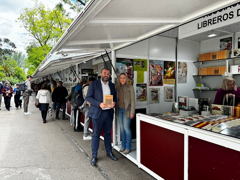 📢Acogemos la nueva edición de la Feria del Libro Antiguo y de Ocasión de Madrid en el paseo de Recoletos con 37 librerías participantes ✅El concejal @seguragc ha descubierto la amplia oferta de esta 46ª edición que se podrá visitar hasta el 19 de mayo 👉informate.madrid.es/zo8db1