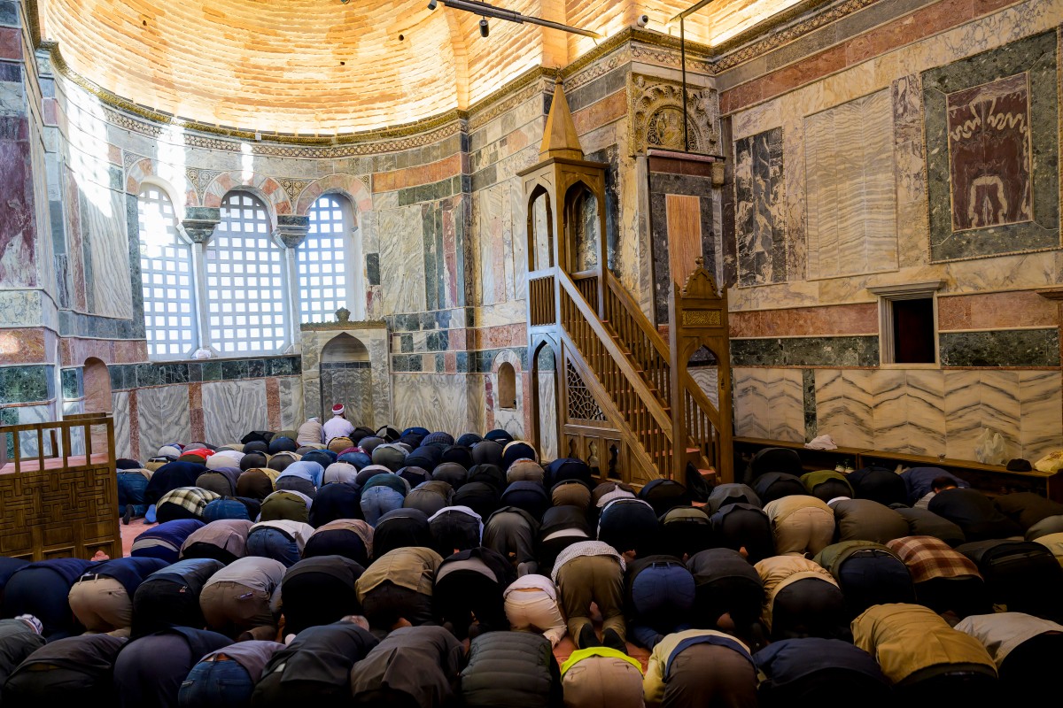 Kariye 79 yıl aradan sonra cami olarak ibadete açıldı

Kariye, bin yıl kilise, 400 yıl cami, 75 yıl müze olarak ayakta kaldıktan sonra yapılan restorasyonun ardından yeniden cami olarak ibadete açıldı. (Fotoğraflar: Yasin Akgül / AFP)

velev.news/gundem/kariye-…