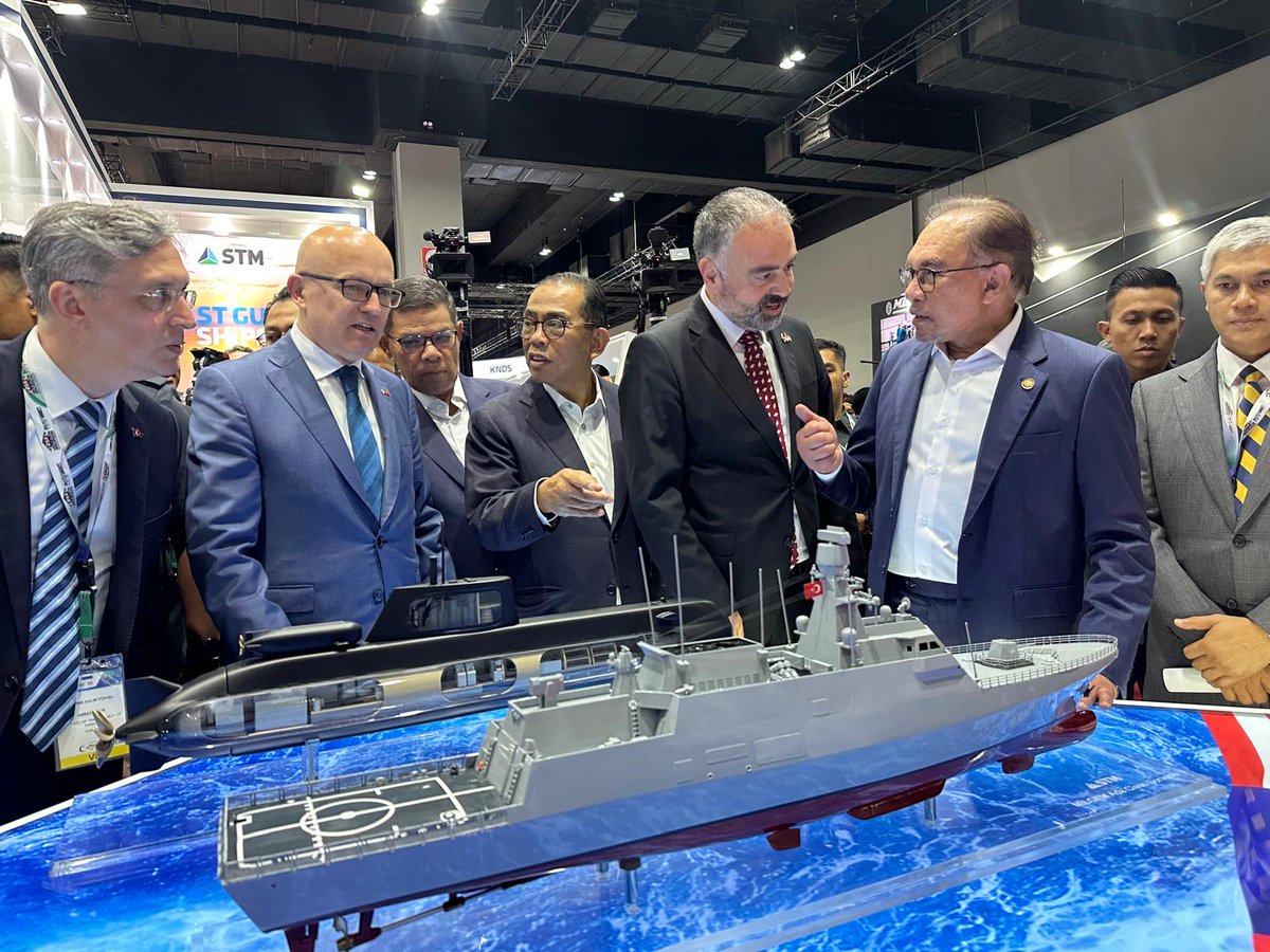 We are honoured to host Prime Minister of Malaysia Anwar Ibrahim and Malaysian Minister of Defence Mohamed Khaled Nordin at our booth at #DSA2024 🇲🇾🇹🇷 #STMDefence #DSA24 #DSA