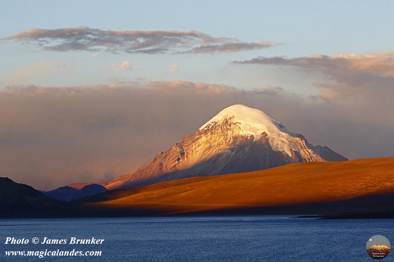 The #Sajama #volcano, Bolivia's highest peak, seen from Lake Chungara in #Chile for #MountainMonday, available as #prints and on gifts here: james-brunker.pixels.com/featured/golde… #AYearForArt #BuyIntoArt #Bolivia #MondayMountains #mountainviews #peaks #mountains #lakes #landscapes #goldenhour