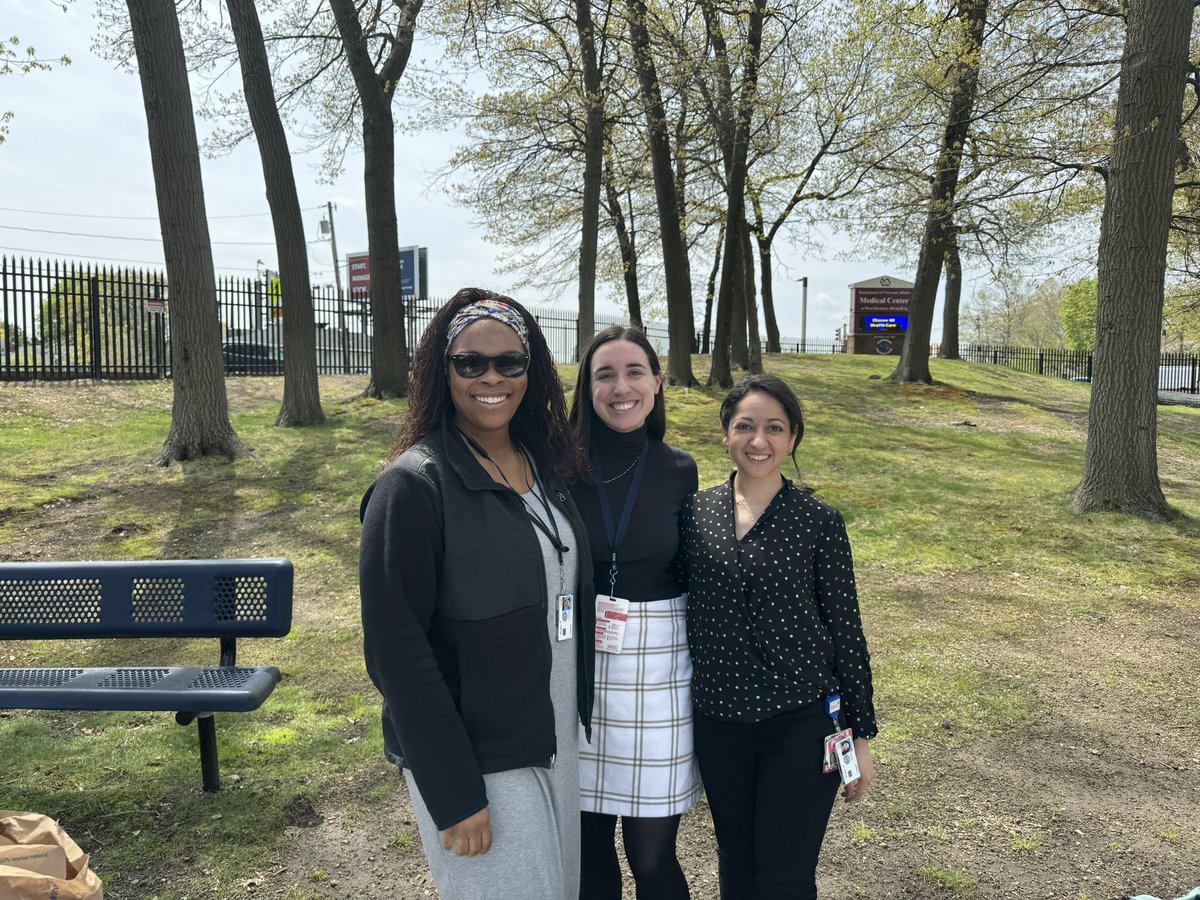 Enjoying outdoor lunch on a beautiful day in West Roxbury! @emefahloccoh @ZaralatifMD @Laura_B_Amin @BostonChiefs. Missing hardworking attending @AyeletDaniels.