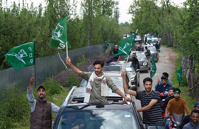 @jkpdp 's candidate for parliamentary elections in Srinagar constituency @parawahid and his supporters during a roadshow at a village in Pulwama. Photos @javeddar786