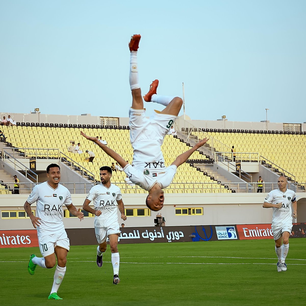 🇦🇪 ¡TRIUNFOS DEL AL AIN Y DEL EMIRATES CLUB! ✔️ El equipo de Hernán Crespo derrotó 1-0 al Khorfakkan y quedó a 13 de la punta ✔️ El conjunto de Iniesta (fue titular) venció 2-1 al Ittihad Kalba y quedó a 6 puntos de salir de la zona de descenso