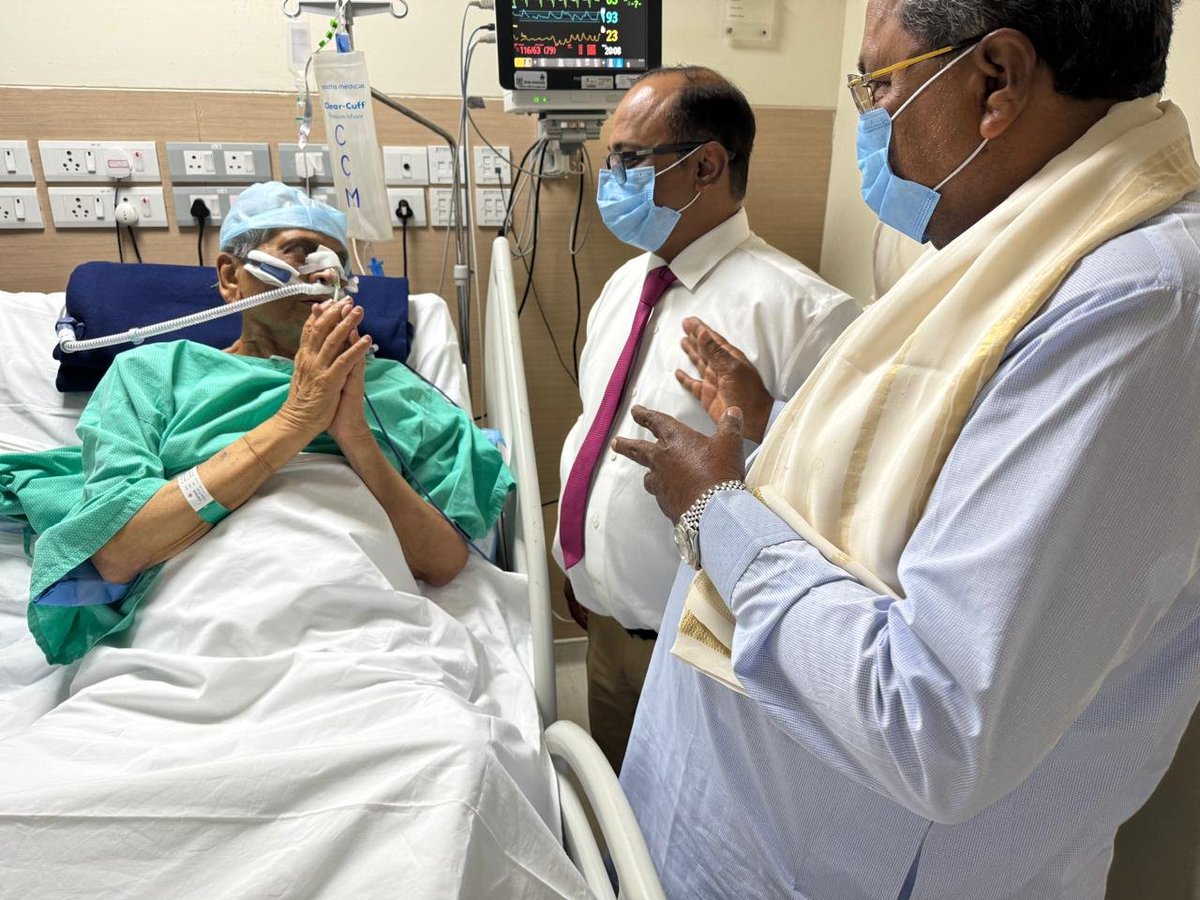 Karnataka CM Siddaramaiah met former CM SM krishna, who is undergoing treatment at a hospital in Bengaluru