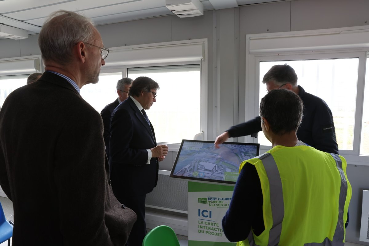 #MOBILITE 🌉 Visite du pont Gustave-Flaubert D’ici fin 2025, les travaux d’aménagement des accès définitifs rive gauche devraient être terminés. Le Département est présent aux côtés de l'État et des collectivités locales dans l’aménagement de ces accès.