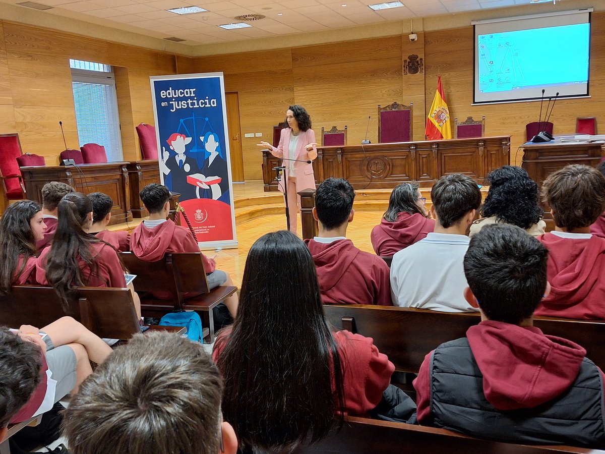 Alumnos de 4º de la ESO del Colegio San Antonio de Cáceres han visitado la sede del @TSJEXT y han compartido una charla con su presidenta. Programa Educar en Justicia.