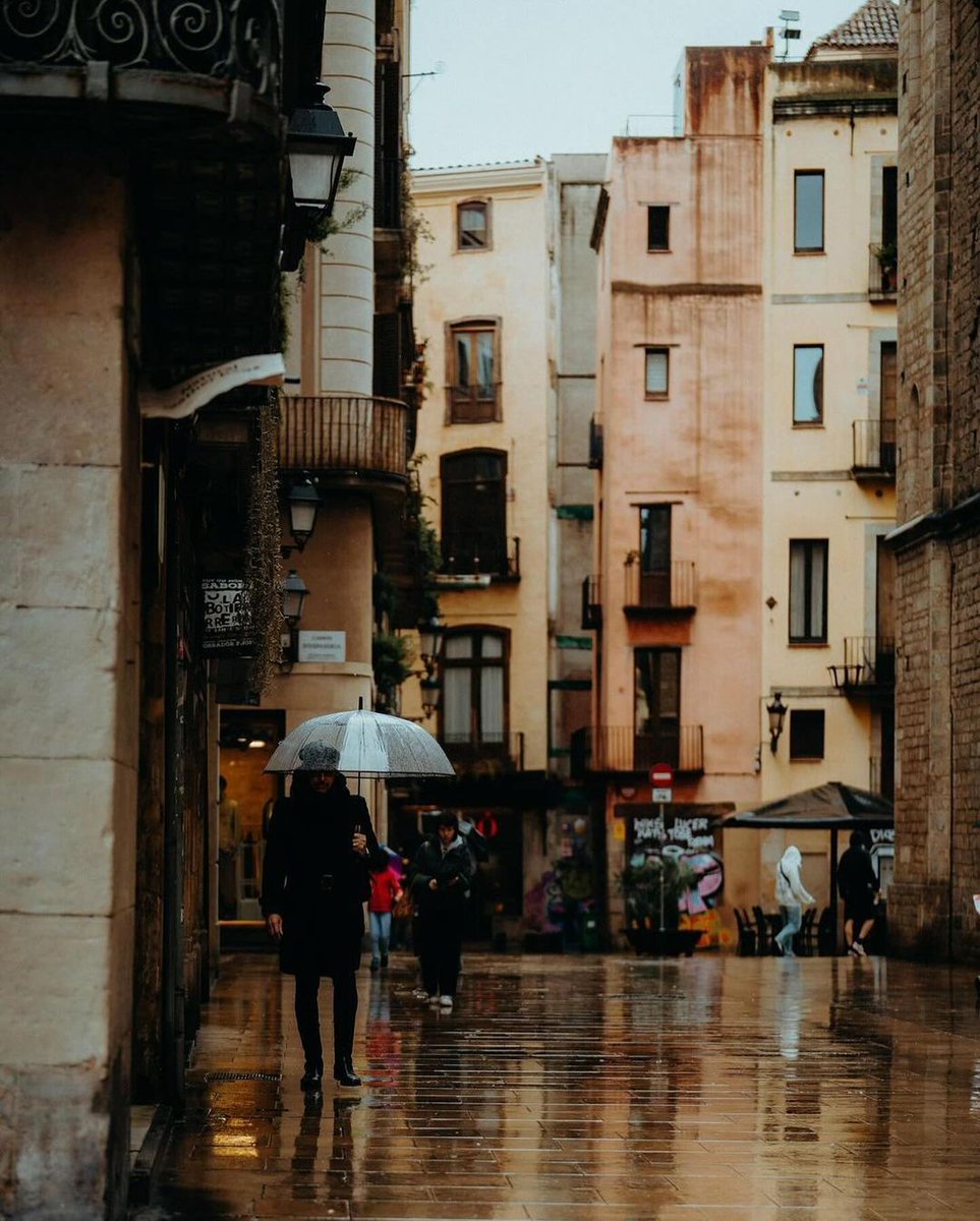 Rainy days are good days if they’re in Barcelona ☔ 📸1️⃣ luisobcn26 (IG) 📸2️⃣ andy.loghin (IG) 📸3️⃣ 2_hoinari (IG) 📸4️⃣ heath.rasmussen (IG) #visitbarcelona