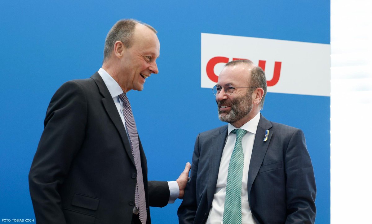 Herzlichen Glückwunsch @_FriedrichMerz zur Wiederwahl als Bundesvorsitzender der @CDU. CDU und CSU sind bereit. Wir gehen gestärkt und geschlossen in die Europawahl. Wir haben eine klare Führung und klare Programmatik. #eineUnion ©️ Tobias Koch