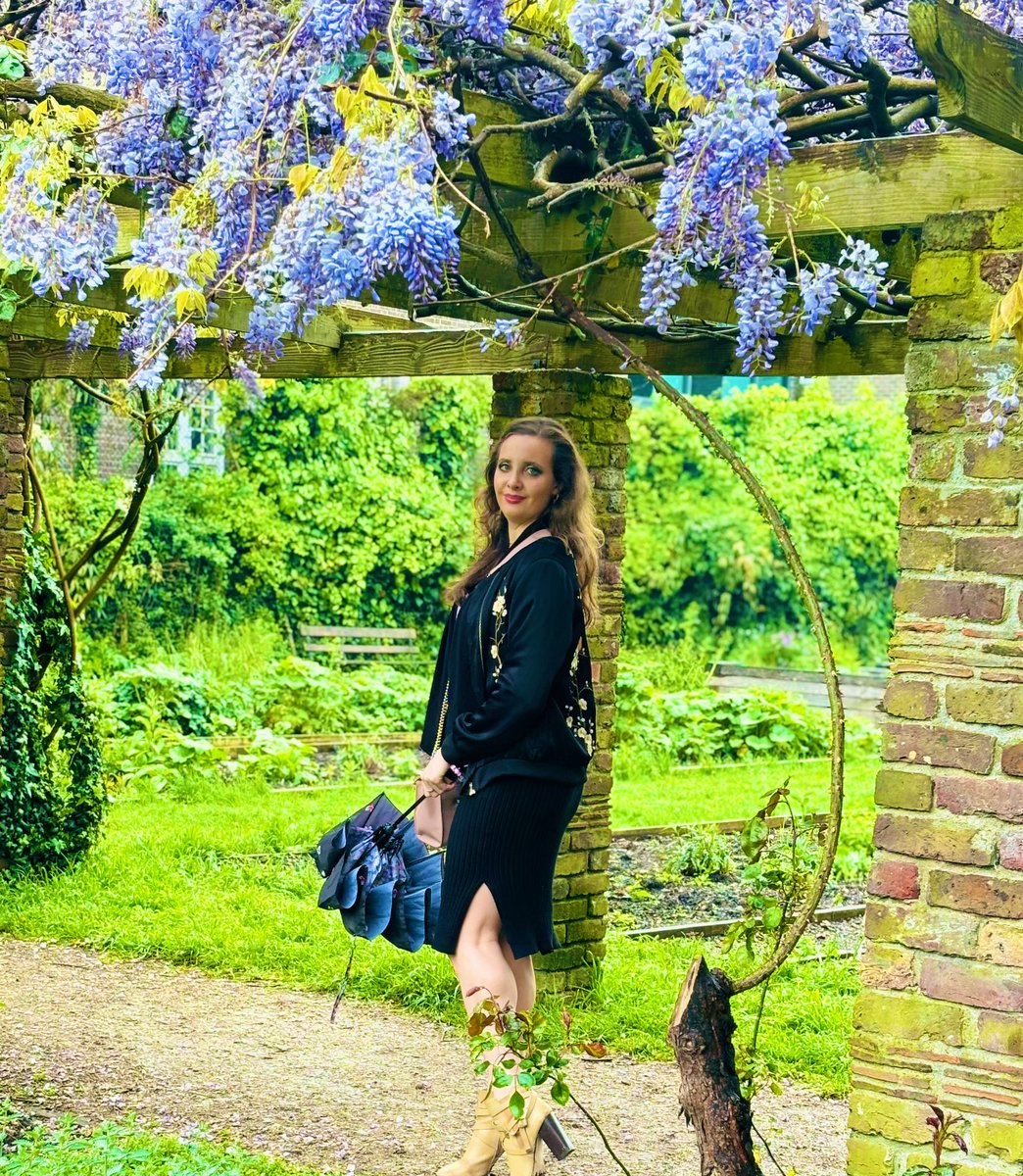 ~ Entering a wonder land of beautiful wisteria ~
💜💕💜
Nice park stroll today! ~🍃💛

~

#wisteria #wisteriaflowers #藤 #flowerpower #flowerlove #spring #nature #beauty #beautifulnature #photography #autisticadult #autisticwoman