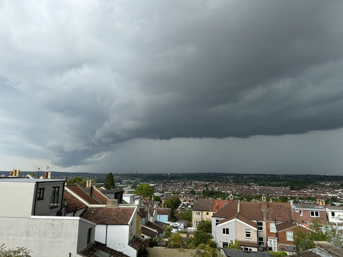 Storm front over Bristol just now… lots of thunder and lightning kicking off! @metoffice @bbcweather @ITVCharlieP