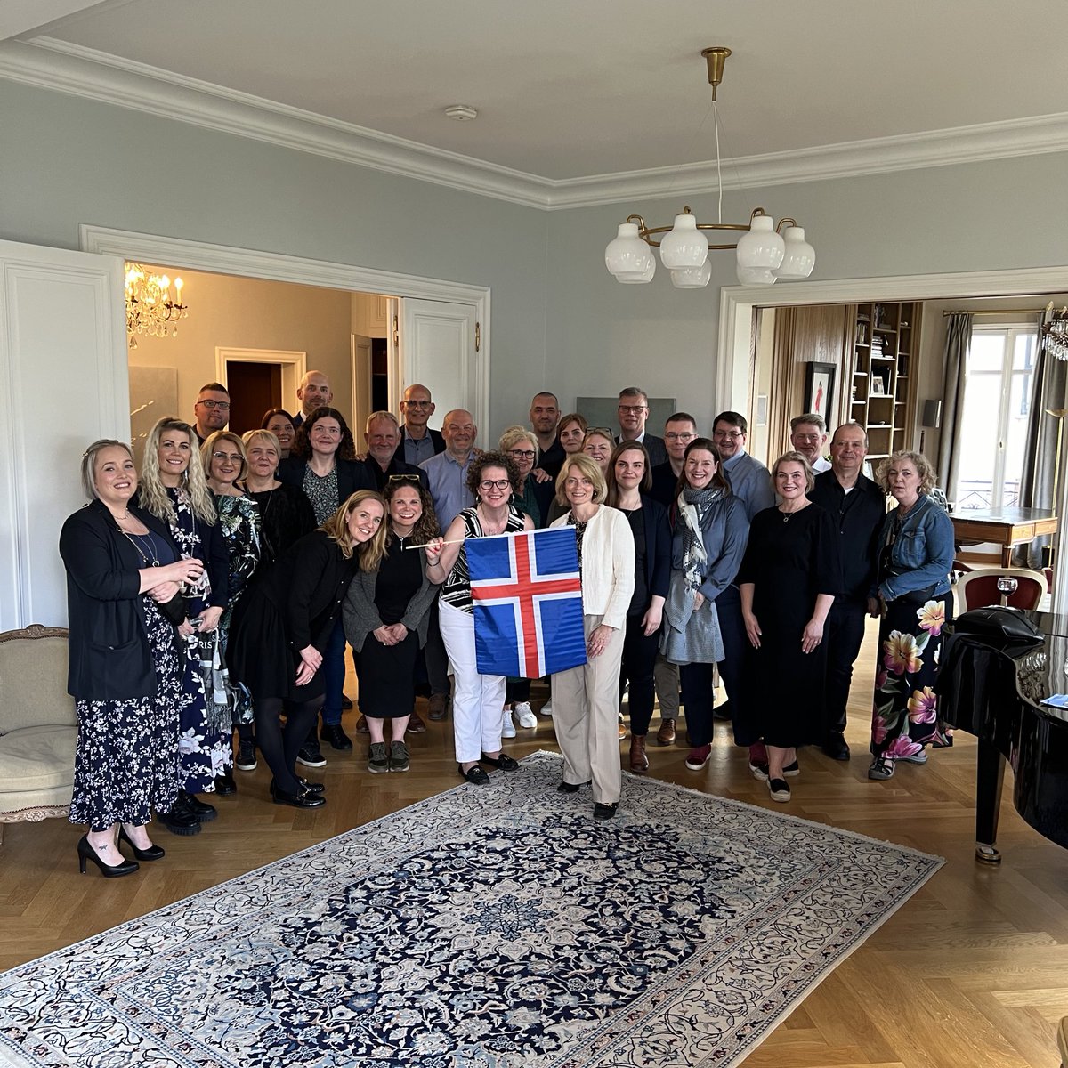 La récente visite du bureau de la brigade des 👩‍🚒 de Reykjavík en 🇫🇷 a été un succès. Ils ont eu une rencontre enrichissante avec leurs homologues des pompiers de Versailles 🚒 et nous les avons accueillis à l'ambassade d´🇮🇸 pour une présentation de notre travail en France.